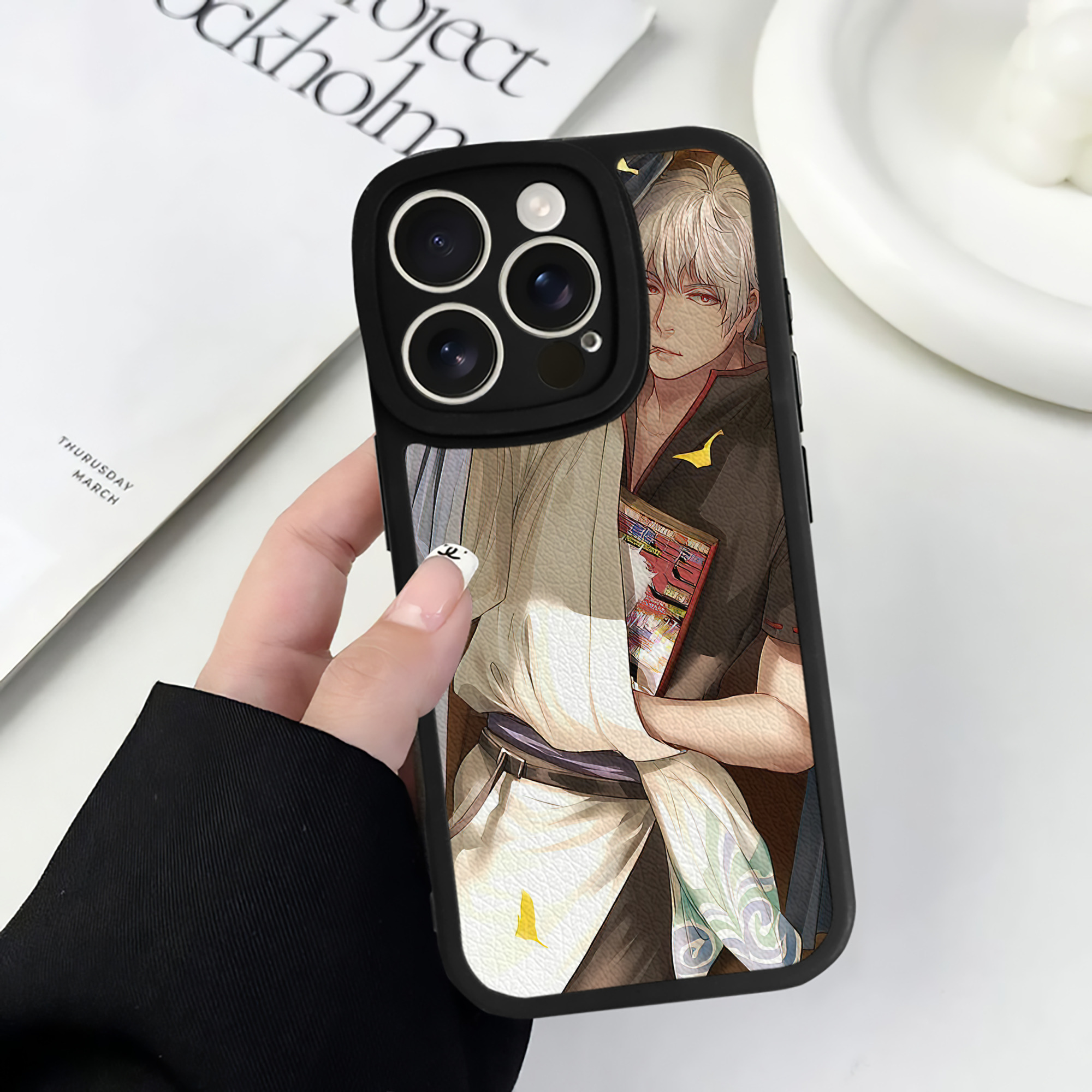 （画像用） ぎんたま 坂田銀時（さかたぎんとき） 神楽 志村新八（しむら しんぱち） GINTAMA Sakata Gintoki Kagura Shimura Shinpachi 【iPhone 16シリーズ対応】シリコンスマホケース（レザー調） 材質：シリコン